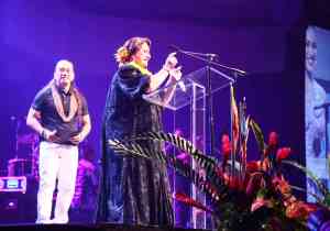 Hulu Lindsey thanks her family and supporters after receiving the Female Vocalist of the Year Award from artist/musician Keali'i Reichel. (Photo by Jonathan Evangelista)