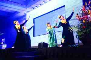 Kau`i Dalire performs with her sisters and mom at the awards show. (Photo by Jonathan Evangelista)